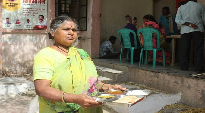 निर्बंध कालावधीत झाले एक लाख ४८ हजार ५०० शिवभोजन थाळ्यांचे मोफत वितरण