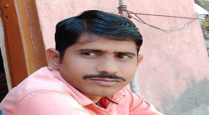 तेल्हारा- रोजंदारीने काम करणाऱ्या युवकाचा विद्युत खांबावर शॉक लागून मृत्यू झाल्याप्रकरणी तिघांवर गुन्हा दाखल