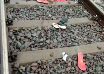 मन हेलावणारी घटना! रेल्वे समोर आईची ५ मुलींसह उडी मारून आत्महत्या