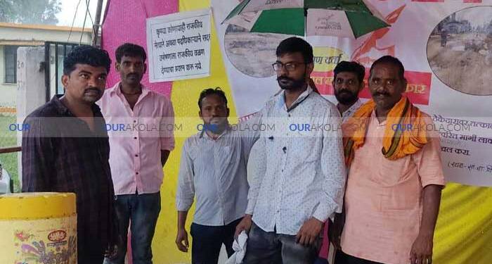 तेल्हारा- वादळी वाऱ्यासह पावसात भिजत चौथ्या दिवशी आमरण उपोषण सुरु,बंदला उस्फुर्त प्रतिसाद