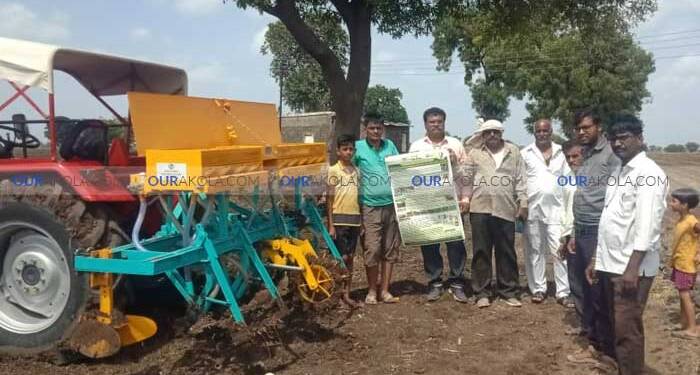 बाळापुर कृषी विभागाअंर्गत शेतकऱ्यांना मार्गदर्शन,बीबीएफ पेरणी यंत्र व बीजप्रक्रिया बाबत केले मार्गदर्शन.