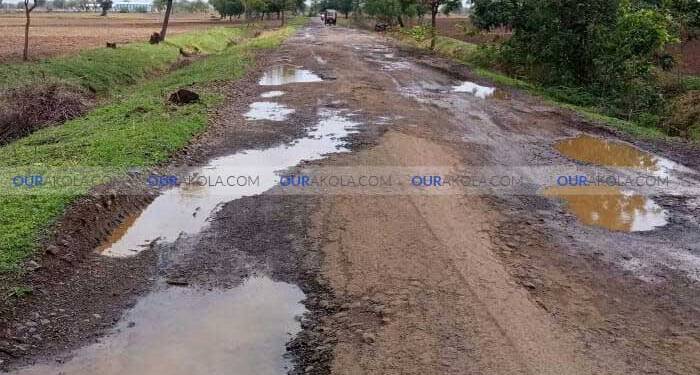 वाडी अदमपुर ते तेल्हारा रस्त्याची दुरावस्था सार्वजनिक बांधकाम विभाग, लोकप्रतिनिधीचे दुर्लक्ष