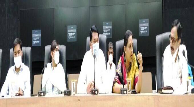 कोविड-19 संदर्भात ना.ॲड. यशोमती ठाकूर यांनी घेतला आढावा