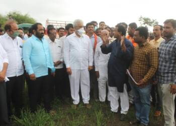 अतिवृष्टी झालेल्या भागात कृषिमंत्री दादाजी भुसे यांनी केली पाहणी