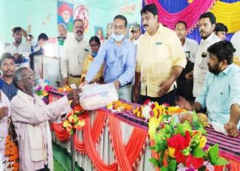 आसेगाव बाजार येथे जीवनावश्यक वस्तूंच्या किट व मदत अनुदान वाटप