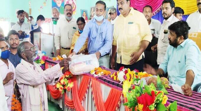 आसेगाव बाजार येथे जीवनावश्यक वस्तूंच्या किट व मदत अनुदान वाटप