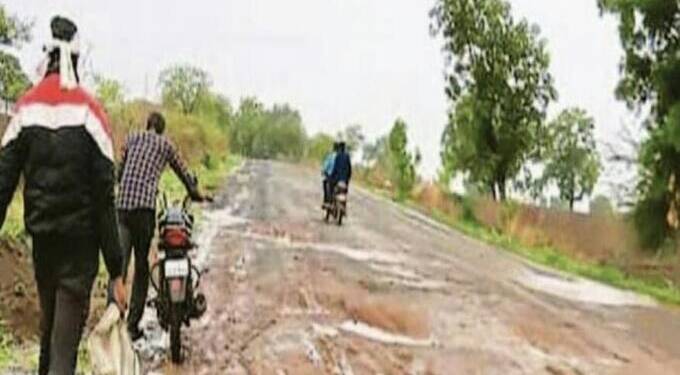 अकोला ते वाडेगाव या रस्त्यासाठी उमेश इंगळे यांचे केंद्रीय मंत्री नितिन गडकरी यांना पत्र