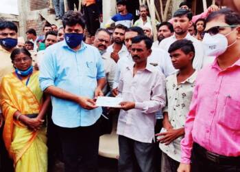 पालकमंत्री ना.बच्चू कडू यांचेकडून पनोरी येथील बुटे कुटुंबाचे सांत्वन व मदतनिधी वाटप