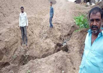 पुलाच्या बांधकामामुळे शेत रस्ता झाला बंद,शेतकऱ्यांचे नुकसान