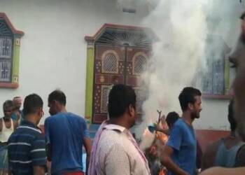 संतापजनक! प्रेम प्रकरणातून १७ वर्षीय मुलाचं गुप्तांग छाटलं अन् ठार केलं; आरोपीच्या घरासमोरच अंत्यसंस्कार