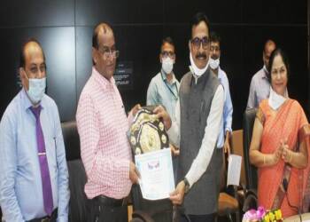 рдЕрдХреЛрд▓рд╛ : тАШрдбреЙрдХреНрдЯрд░реНрд╕ рдбреЗтАЩ рдирд┐рдорд┐рддреНрдд рд╡реИрджреНрдпрдХреАрдп рдЕрдзрд┐рдХрд╛рд▒реНрдпрд╛рдВрдЪрд╛ рд╕рддреНрдХрд╛рд░