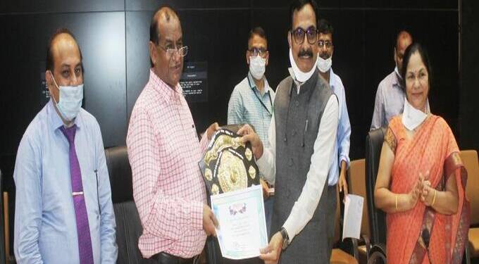 अकोला : ‘डॉक्टर्स डे’ निमित्त वैद्यकीय अधिकाऱ्यांचा सत्कार