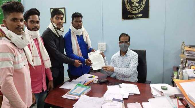 डाबकी भौरद ते पारस रोडचे काम त्वरीत करणेबाबत जिल्हाधिकारी यांना निवेदन