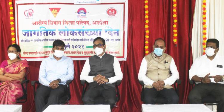 जागतिक लोकसंख्या दिन: आरोग्य कर्मचाऱ्यांचा जिल्हाधिकाऱ्यांच्या हस्ते सन्मान; प्राथमिक आरोग्य केंद्र सक्षम करण्यासाठी सज्जता- जिल्हाधिकारी पापळकर