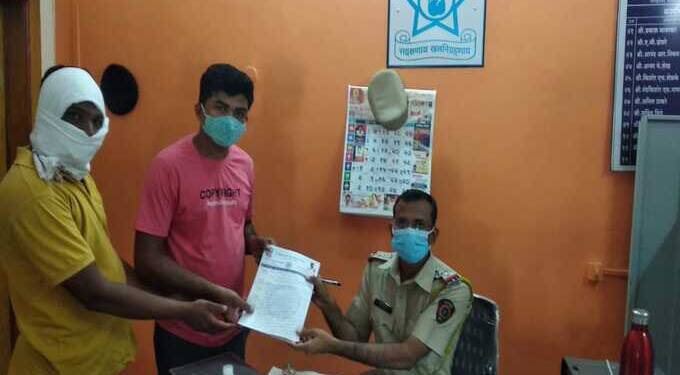 आमदार संजय गायकवाड यांच्यावर कारवाई करण्यासाठी तेल्हारा पोलीस स्टेशन येथे तक्रार सादर