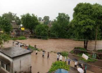 рдирд╛рдЧрдЭрд░реА рдирджреАрд▓рд╛ рдЖрд▓реЗрд▓реНрдпрд╛ рдкреБрд░рд╛рдореБрд│реЗ рдкреБрд▓рд╛рд╡рд░реВрди рдкрд╛рдгреА рд╕рд╛рдВрдбреВрди рд╡рд╛рд╣рдд рдЕрд╕рд▓реНрдпрд╛рдореБрд│реЗ рд╡рд╛рд╣рддреВрдХ рдмрдВрдж