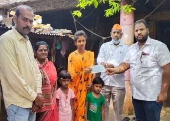 “नाम फाउंडेशन” तर्फे आत्महत्याग्रस्त शेतकरी कुटूंबाला आर्थिक मदत