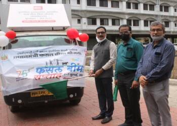 प्रधानमंत्री पीक विमा योजना- प्रचार रथाला दाखविली जिल्हाधिकारी यांनी हिरवी झेंडी