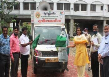 ‘सुरक्षित फवारणी अभियान’: जिल्हाधिकाऱ्यांच्या हस्ते हिरवी झेंडी दाखवून प्रचार रथ रवाना