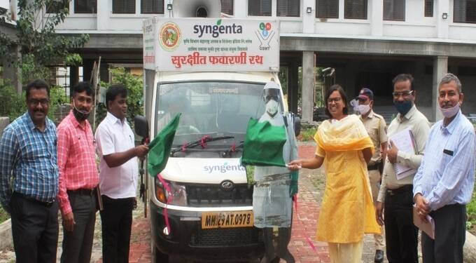 ‘सुरक्षित फवारणी अभियान’: जिल्हाधिकाऱ्यांच्या हस्ते हिरवी झेंडी दाखवून प्रचार रथ रवाना