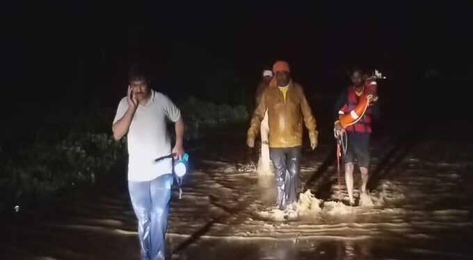 बार्शीटाकली खडकी येथे संत गाडगेबाबा आपत्कालीन पथकाचे रेस्क्यू,१७ नागरिकांना दिले जीवनदान