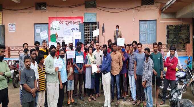 घरकुल प्रश्न सोडविन्यासाठी तेल्हारा विकास मंचाचे पालिकेत तोंडाला काळ्या पट्ट्या बांधून ठिय्या आंदोलन
