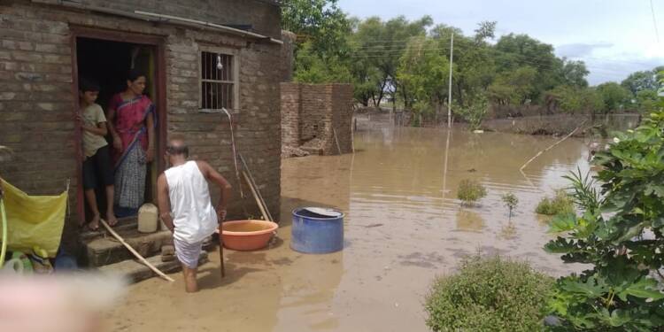 वरुळ जवुळका परिसरात अचानक आलेल्या पुराने अनेकांच्या घरात घुसले पाणी
