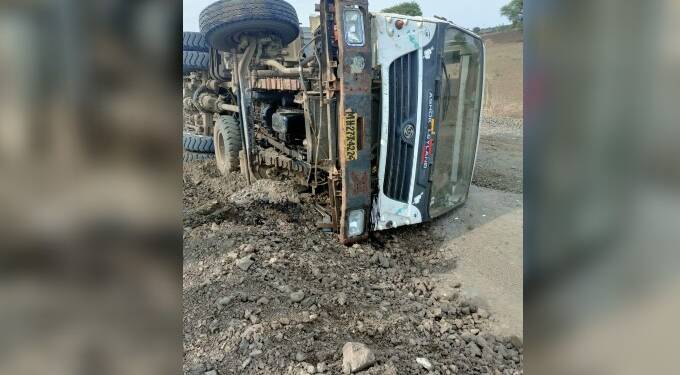 लेख- दुरावस्थ रस्ते, अनास्थ लोकप्रतिनिधी!- भिमराव परघरमोल