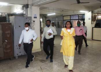 जिल्हाधिकारी कार्यालयातील विविध विभागांना जिल्हाधिकाऱ्यांनी भेट देऊन केली पाहणी