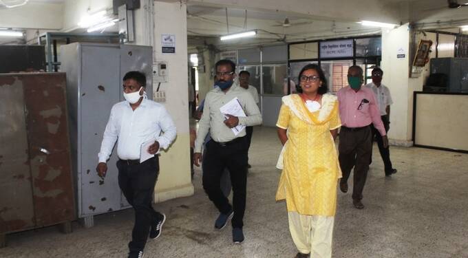 जिल्हाधिकारी कार्यालयातील विविध विभागांना जिल्हाधिकाऱ्यांनी भेट देऊन केली पाहणी