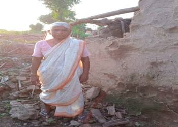 ईसापुर येथिल वृध्द निराधार महीलेचे घर,
