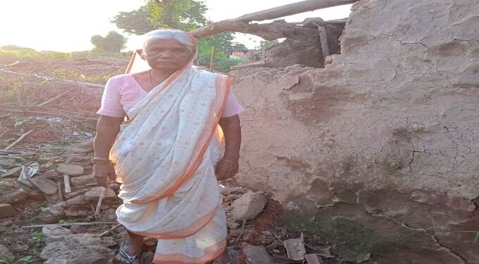 ईसापुर येथिल वृध्द निराधार महीलेचे घर,