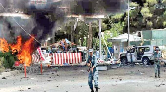 काबूल विमानतळाबाहेर आत्मघाती हल्ला