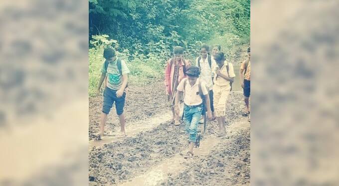 मुर्तिजापूर- विद्यार्थांना चक्क शाळेत पोहचण्यासाठी पाच किलोमीटर चिखलातून काढावा लागतो मार्ग,लोकप्रतिनिधींचे दुर्लक्ष