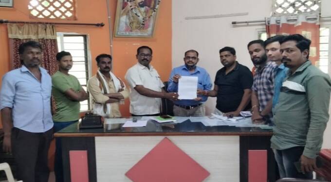 शाळांवर कारवाई करून सक्तीची वसुली थांबवा,शिवसेनेची निवेदन द्वारे मागणी