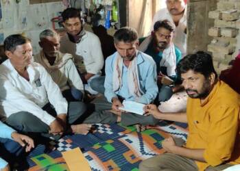 पालकमंत्री ना.बच्चू कडू यांचेकडून आपोतीकर कुटुंबाचे सांत्वन; चार लाख रुपयांच्या सानुग्रह मदतीचे अनुदानही सुपूर्द