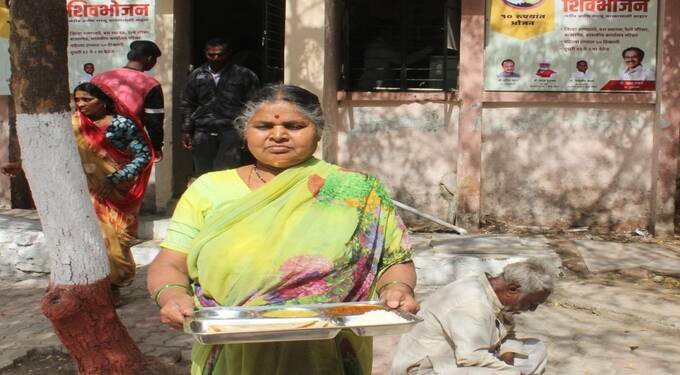 शिवभोजन थाळ्यांचे मोफत वितरण