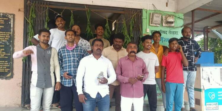 कोट्यवधींची उलाढाल असलेल्या तेल्हारा नगर परिषदेच्या प्रेवशद्वाराला वंचितने बांधले बेशरमचे तोरण