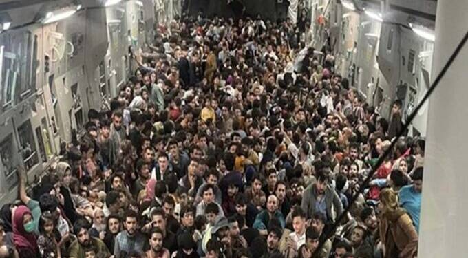 अफगाणिस्तान संघर्ष : जीवाच्या भीतीने १३४ क्षमतेच्या विमानात घुसले ८०० लोक