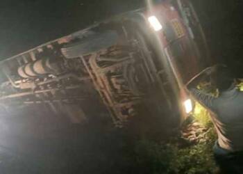 ब्रेकिंग- अकोल्यावरून अकोटकडे जाणारी बस पलटी, अनेक प्रवासी गंभीर जखमी!