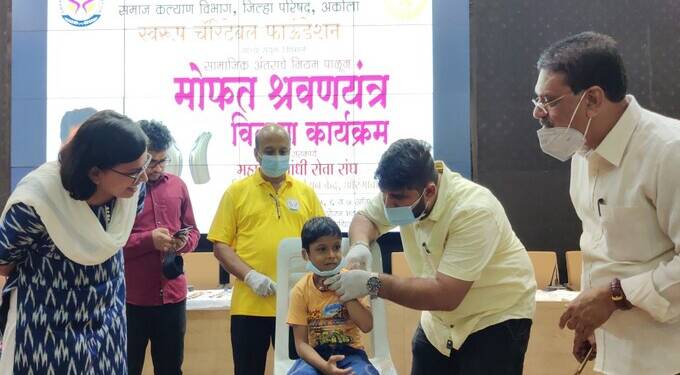 पालकमंत्री बच्चू कडू यांच्या संकल्पनेतून ३०० श्रवणयंत्राचे मोफत वितरणास प्रारंभ