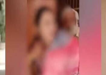 मंदिरात पुजाऱ्यासोबत महिला सापडली, गावकऱ्यांनी खोलीत बंद करून केली धुलाई