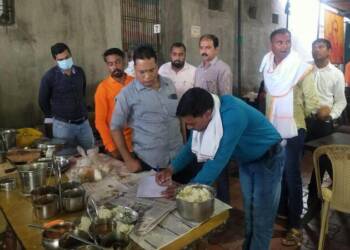 तेल्हाऱ्यात शिवभोजन केंद्रावर निकृष्ट शिळे जेवण,तहसीलदारांनी केला पंचनामा