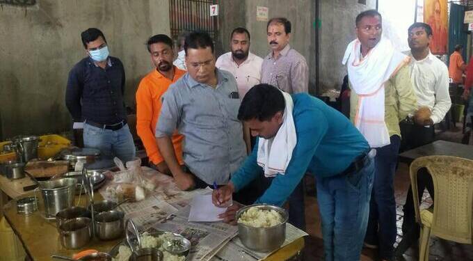 तेल्हाऱ्यात शिवभोजन केंद्रावर निकृष्ट शिळे जेवण,तहसीलदारांनी केला पंचनामा