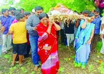 सासू नाही आई! चार सुनांकडून अंत्ययात्रेदरम्यान सासुला खांदा