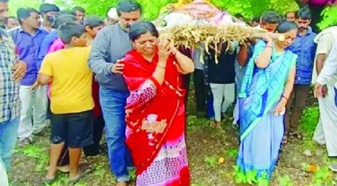 सासू नाही आई! चार सुनांकडून अंत्ययात्रेदरम्यान सासुला खांदा