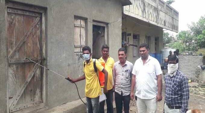 वाडेगावात डोअर टु डोअर सॅनेटायझरची  फवारणी