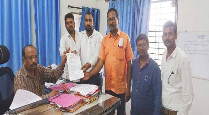 निकृष्ठ दर्ज्याचे शिळे शिवभोजन देणाऱ्या केंद्राची मान्यता रद्द करा  शिवसेना युवासेनेची जिल्हा पुरवठा अधिकाऱ्याकडे मागणी