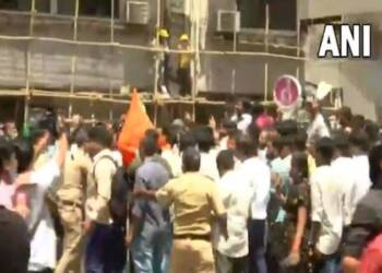 рдирд╛рд░рд╛рдпрдг рд░рд╛рдгреЗрдВрдЪреНрдпрд╛ рдШрд░рд╛рдмрд╛рд╣реЗрд░ рднрд╛рдЬрдкрд╛ рдХрд╛рд░реНрдпрдХрд░реНрддреЗ