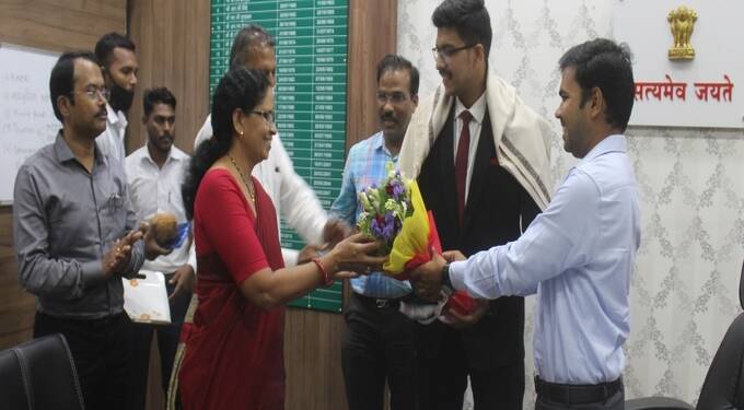 यु.पी.एस.सी. उर्त्तीण आश्विन राठोड यांचा जिल्हा प्रशासनातर्फे सत्कार; अपयशाला न घाबरता आत्मविश्वासाने सामोरे जा- आश्विन राठोड